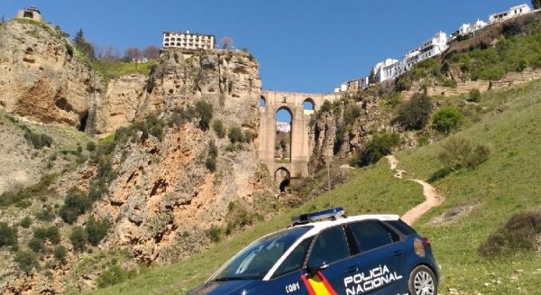 La Policía Nacional detecta una maniobra sospechosa en un vehículo e interviene un revólver y munición
