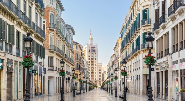 La Guardia Civil toma calle Larios en una operación contra el narcotráfico