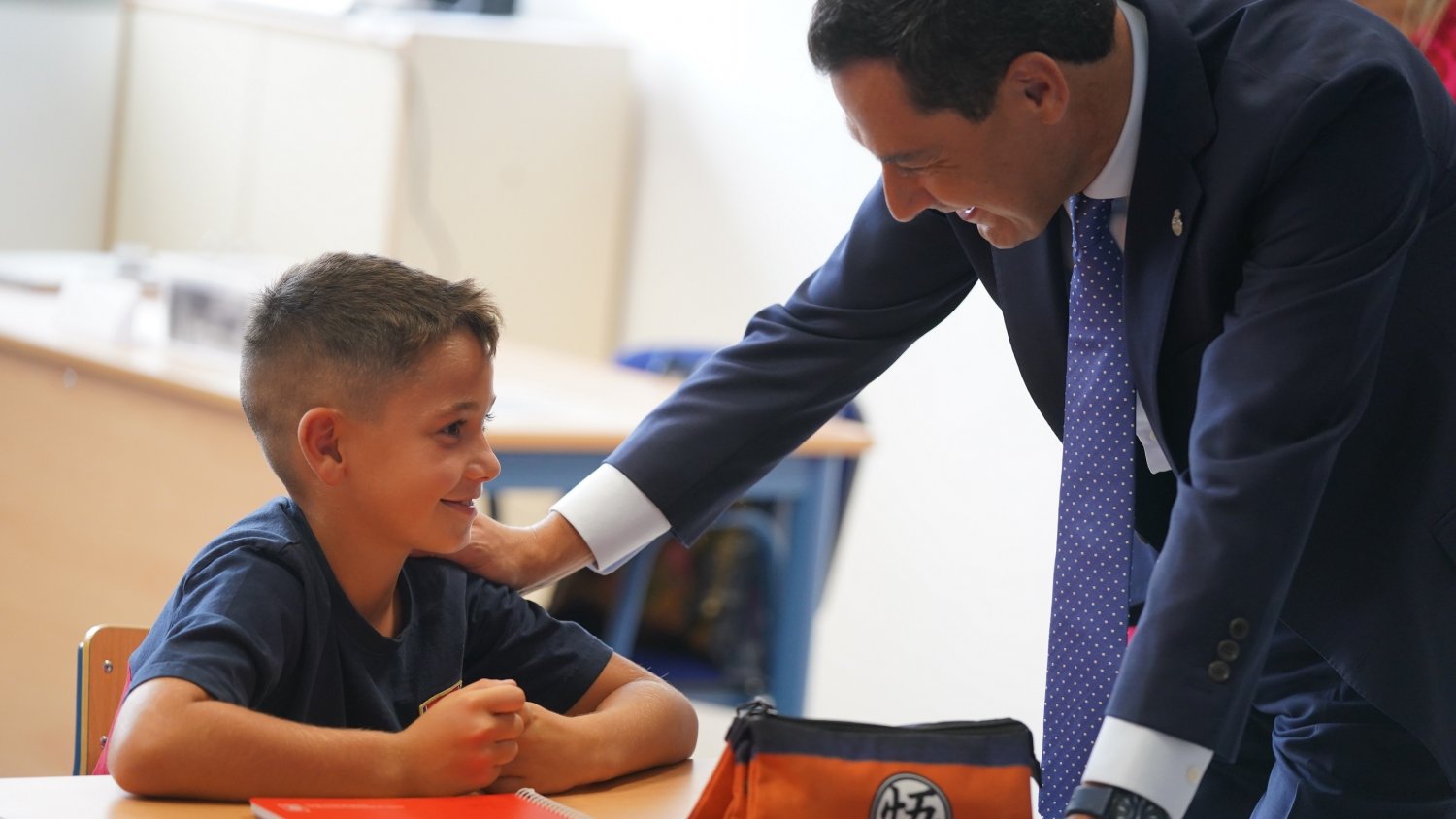 Moreno anuncia un cheque escolar de 100 euros por hijo para ayudar a las familias con menos recursos