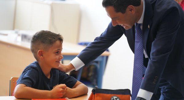 Moreno anuncia un cheque escolar de 100 euros por hijo para ayudar a las familias con menos recursos