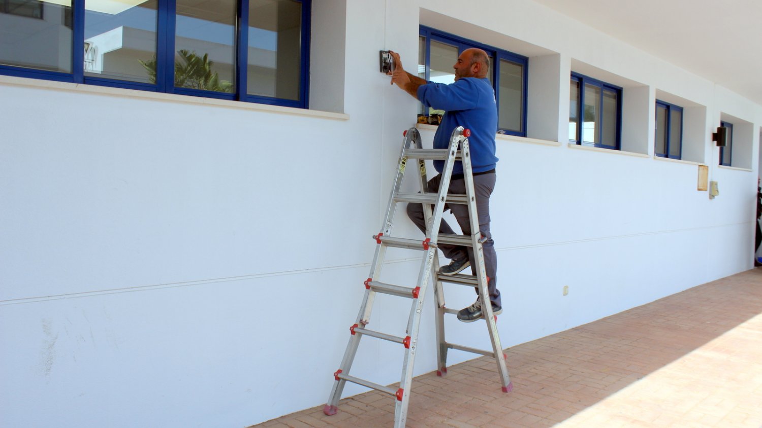 Estepona inicia los trabajos del Plan de Eficiencia Energética en tres ubicaciones diferentes