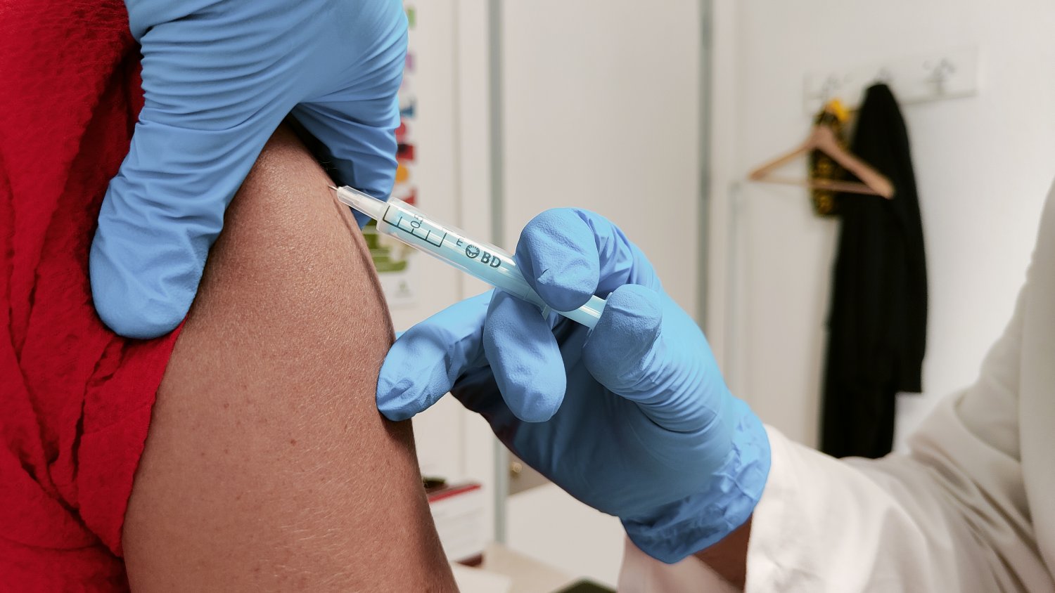 El Hospital Regional de Málaga comienza a vacunar contra la COVID-19 con la cuarta dosis de HIPRA