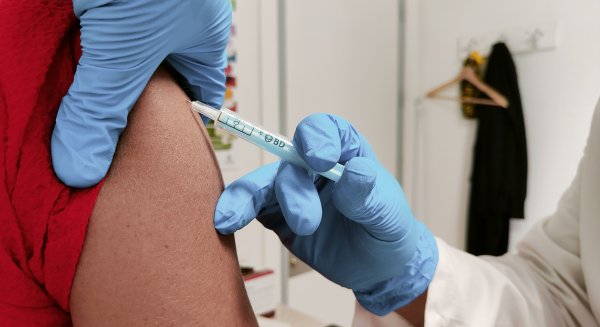 El Hospital Regional de Málaga comienza a vacunar contra la COVID-19 con la cuarta dosis de HIPRA