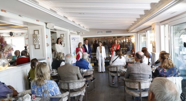 El Ayuntamiento mantiene una reunión con extranjeros para informar sobre materia fiscal 