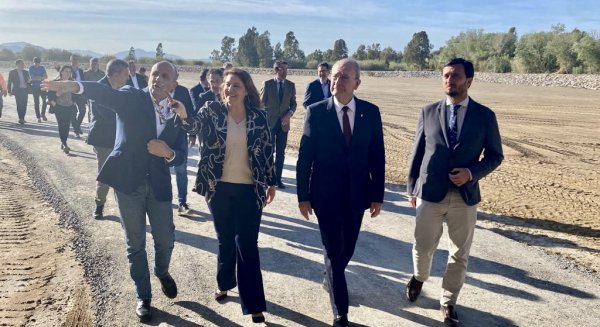 Carmen Crespo subraya que la restauración de cauces aumenta la seguridad de los vecinos