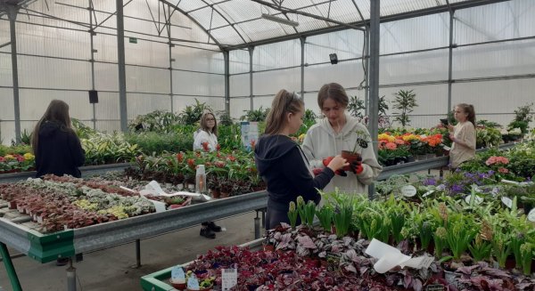 Un total de 11 alumnas polacas realizan prácticas de jardinería en el Vivero de Torremolinos