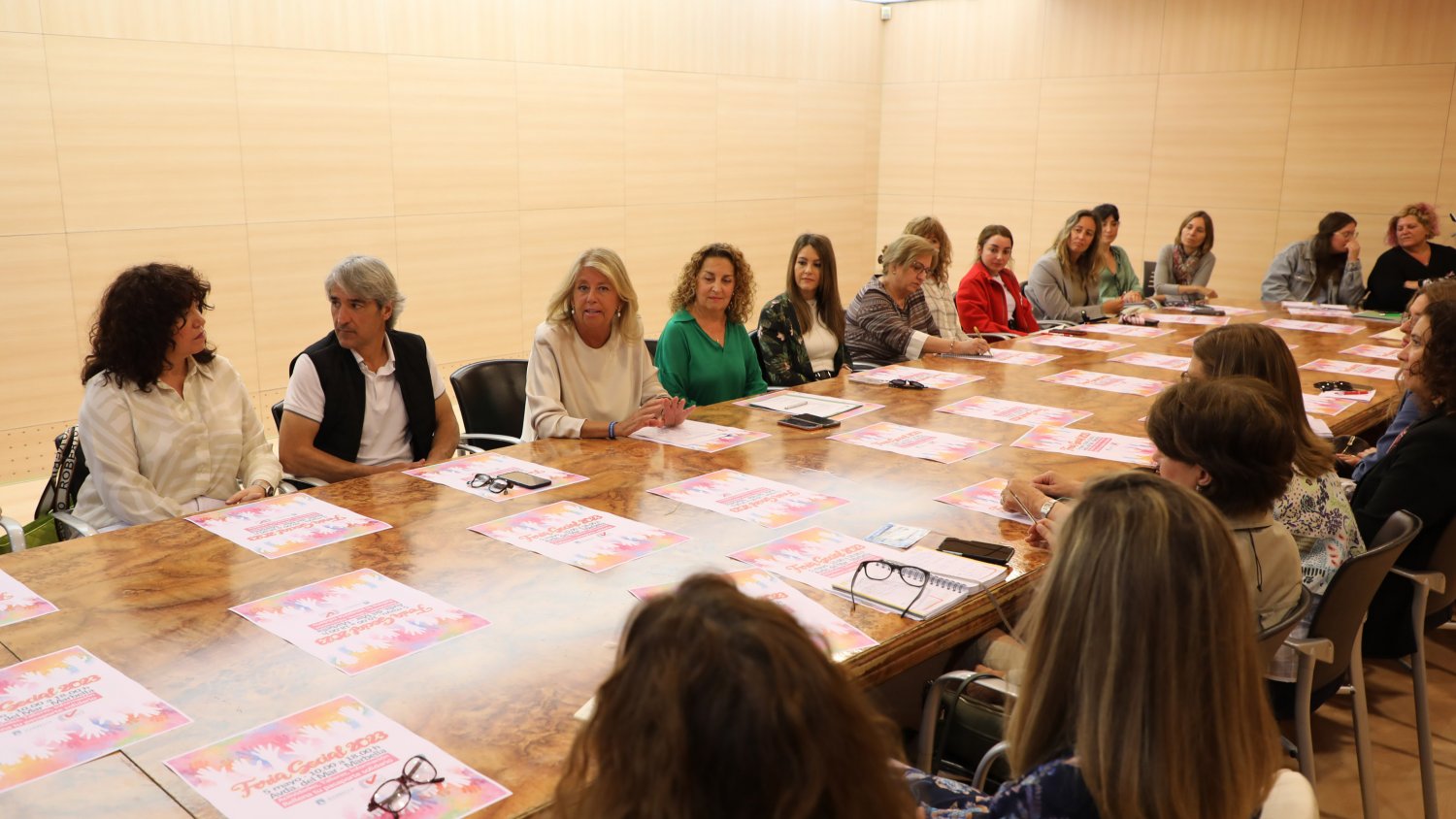 El Ayuntamiento mantiene una reunión con las asociaciones que participan en la Feria Social