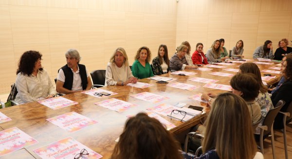 El Ayuntamiento mantiene una reunión con las asociaciones que participan en la Feria Social