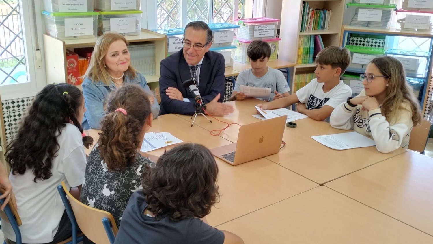 El delegado de Desarrollo Educativo celebra el Día Internacional de Libro con la comunidad educativa