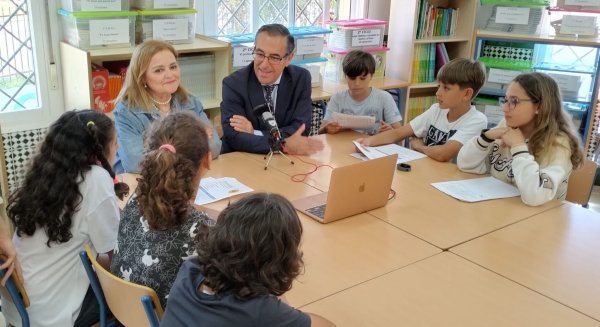El delegado de Desarrollo Educativo celebra el Día Internacional de Libro con la comunidad educativa