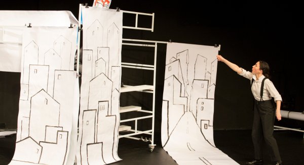 El Teatro Cánovas acoge el montaje ‘Una storia Sottosopra’, una delicada obra gestual y trepidante 