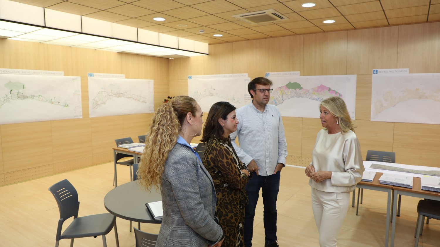La alcaldesa visita la oficina de exposición pública del PGOM, que estará abierta hasta finales de julio  