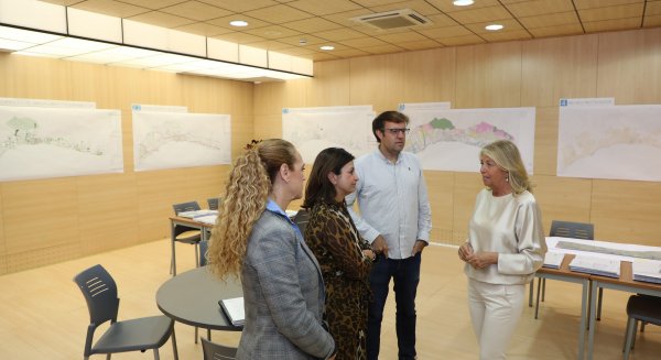 La alcaldesa visita la oficina de exposición pública del PGOM, que estará abierta hasta finales de julio  