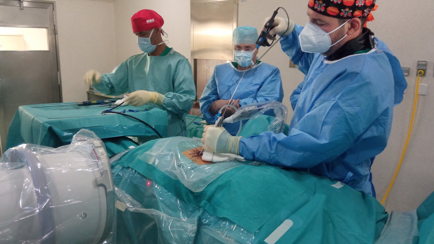 Traumatólogos del Hospital Regional emplean con éxito la cirugía endoscópica de columna vertebral