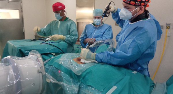 Traumatólogos del Hospital Regional emplean con éxito la cirugía endoscópica de columna vertebral
