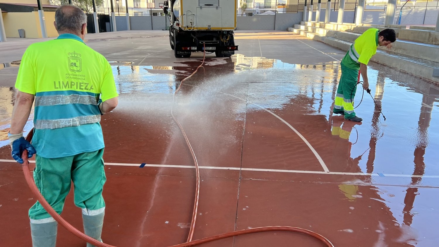 Fuengirola realiza labores de baldeo para poner a punto los patios y zonas comunes e inmediaciones de los institutos
