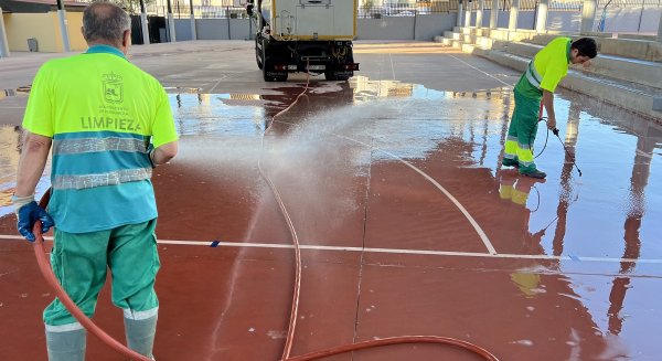 Fuengirola realiza labores de baldeo para poner a punto los patios y zonas comunes e inmediaciones de los institutos