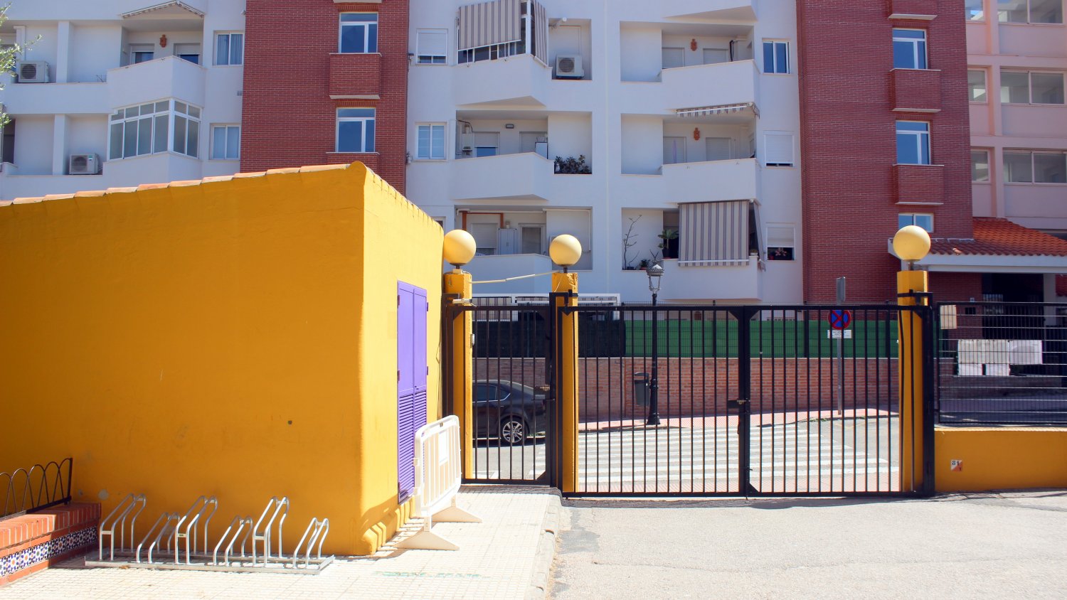 Estepona instala una treintena de aparcabicicletas en los centros educativos de la ciudad