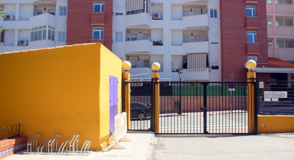 Estepona instala una treintena de aparcabicicletas en los centros educativos de la ciudad