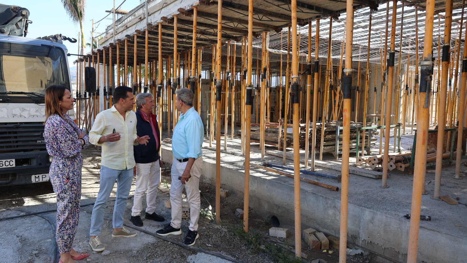 El alcalde de Torrox Óscar Medina visita las obras del Tanatorio de Torrox