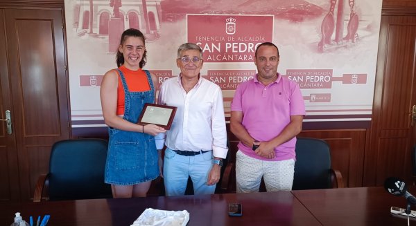 San Pedro Alcántara reconoce a los jóvenes Carla Viegas y Manuel Pérez por sus éxitos deportivos