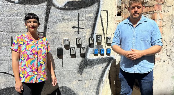 IU y Podemos se comprometen a 'paralizar las licencias de viviendas turísticas para acabar con el caos creado por el PP”
