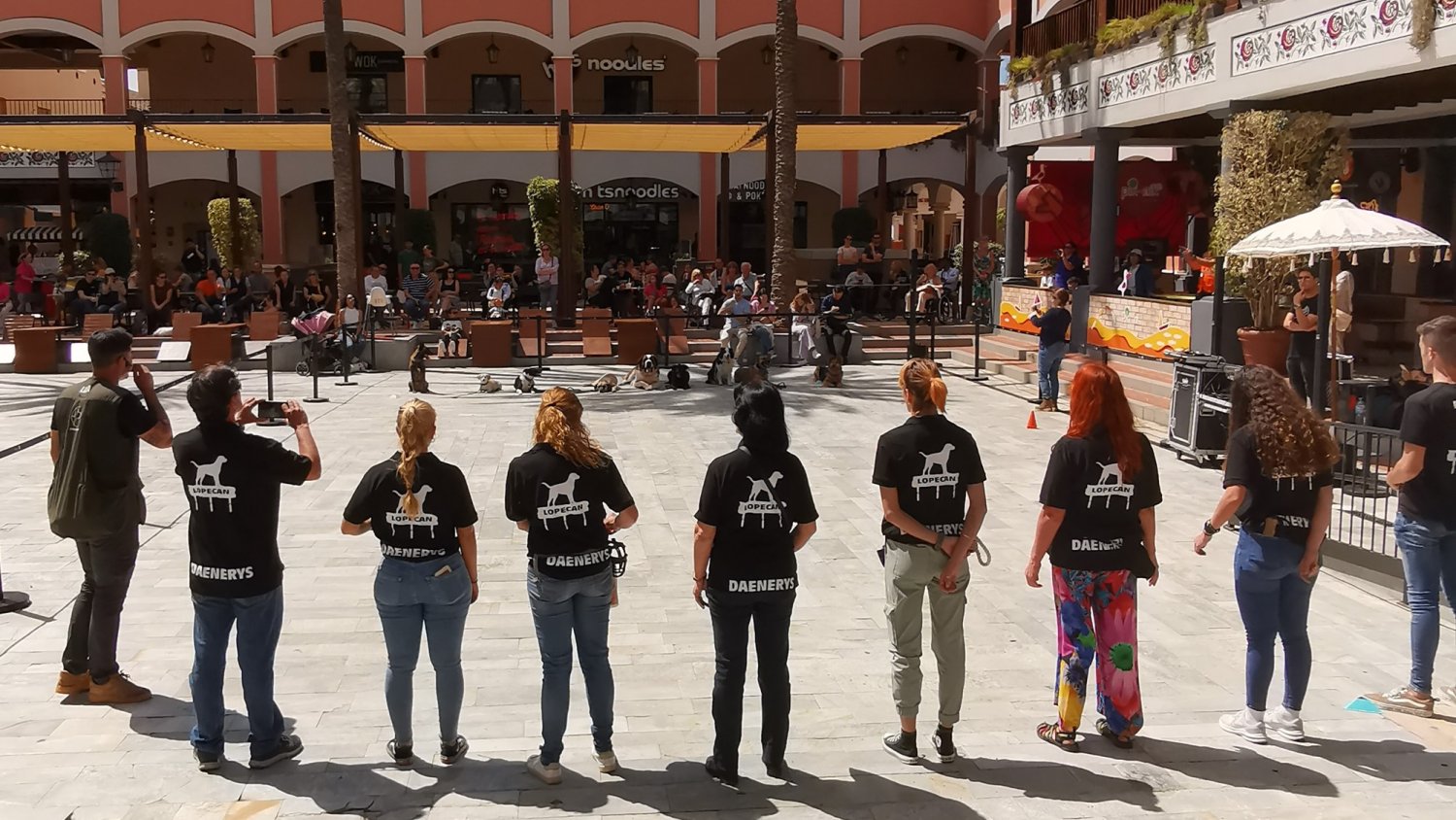 Más de cincuenta perros y dueños se reúnen para fomentar el cuidado y la educación de las mascotas