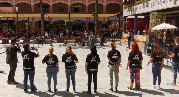 Más de cincuenta perros y dueños se reúnen para fomentar el cuidado y la educación de las mascotas