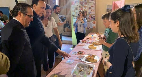 El delegado de Desarrollo Educativo visita la II Feria de Inventos y Talentos de Ronda