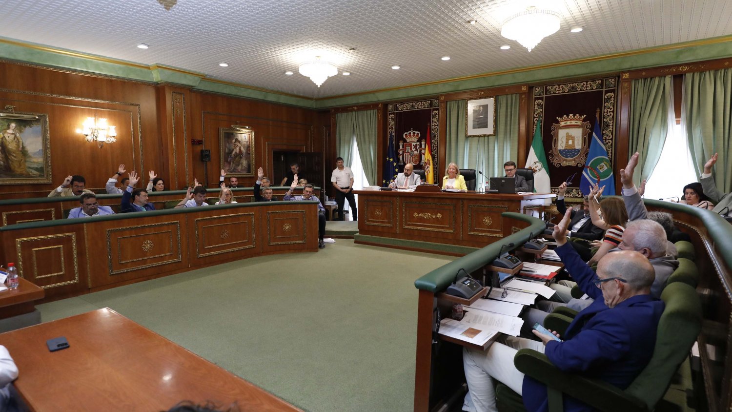 El Pleno reconoce a una veintena de vecinos con la concesión de los títulos de Ciudadanos Honorarios 