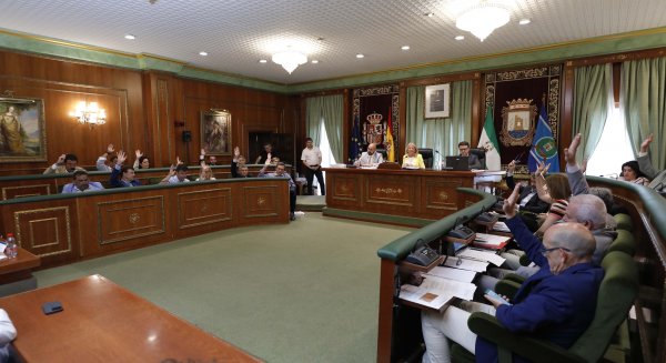 El Pleno reconoce a una veintena de vecinos con la concesión de los títulos de Ciudadanos Honorarios 