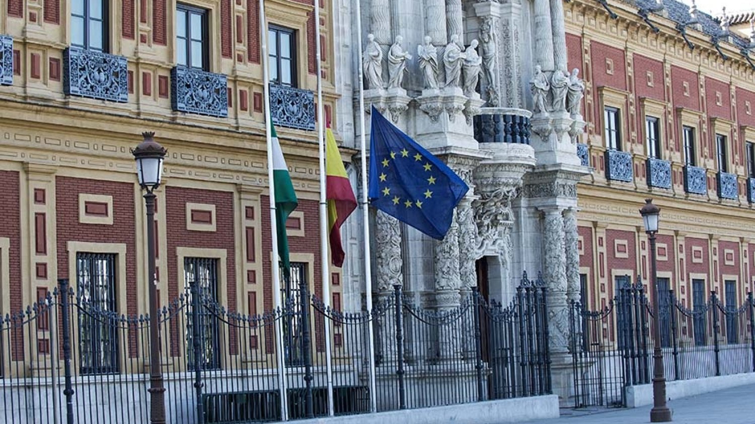 Moreno Bonilla declara luto oficial en Andalucía por el fallecimiento de la reina de Inglaterra, Isabel II