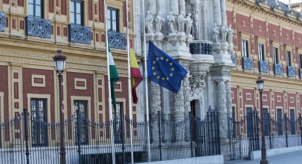 Moreno Bonilla declara luto oficial en Andalucía por el fallecimiento de la reina de Inglaterra, Isabel II
