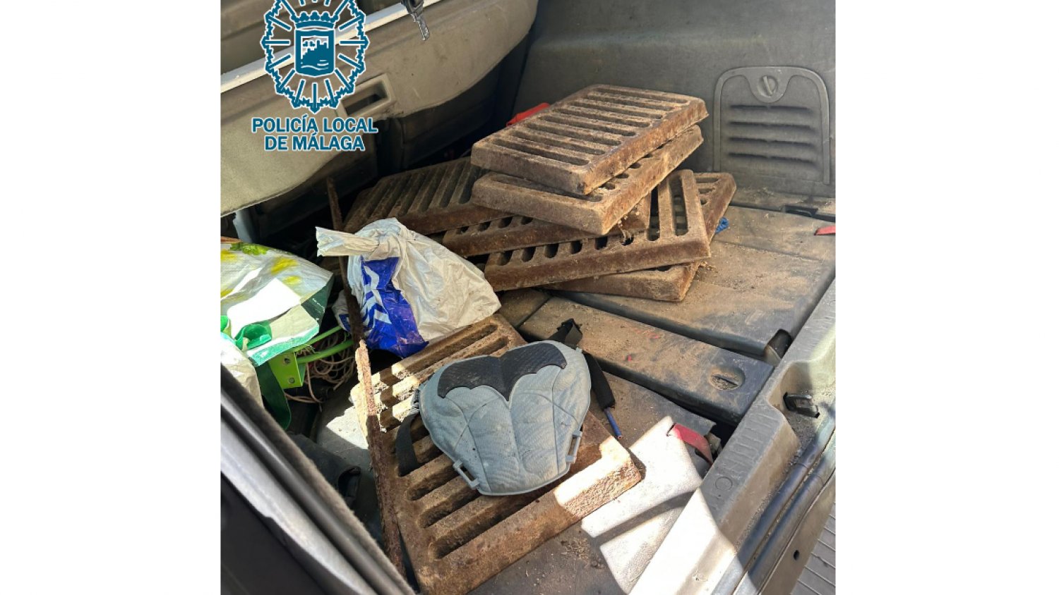 Detenidos dos individuos tras sorprenderlos robando rejillas de hierro fundido de alcantarillado