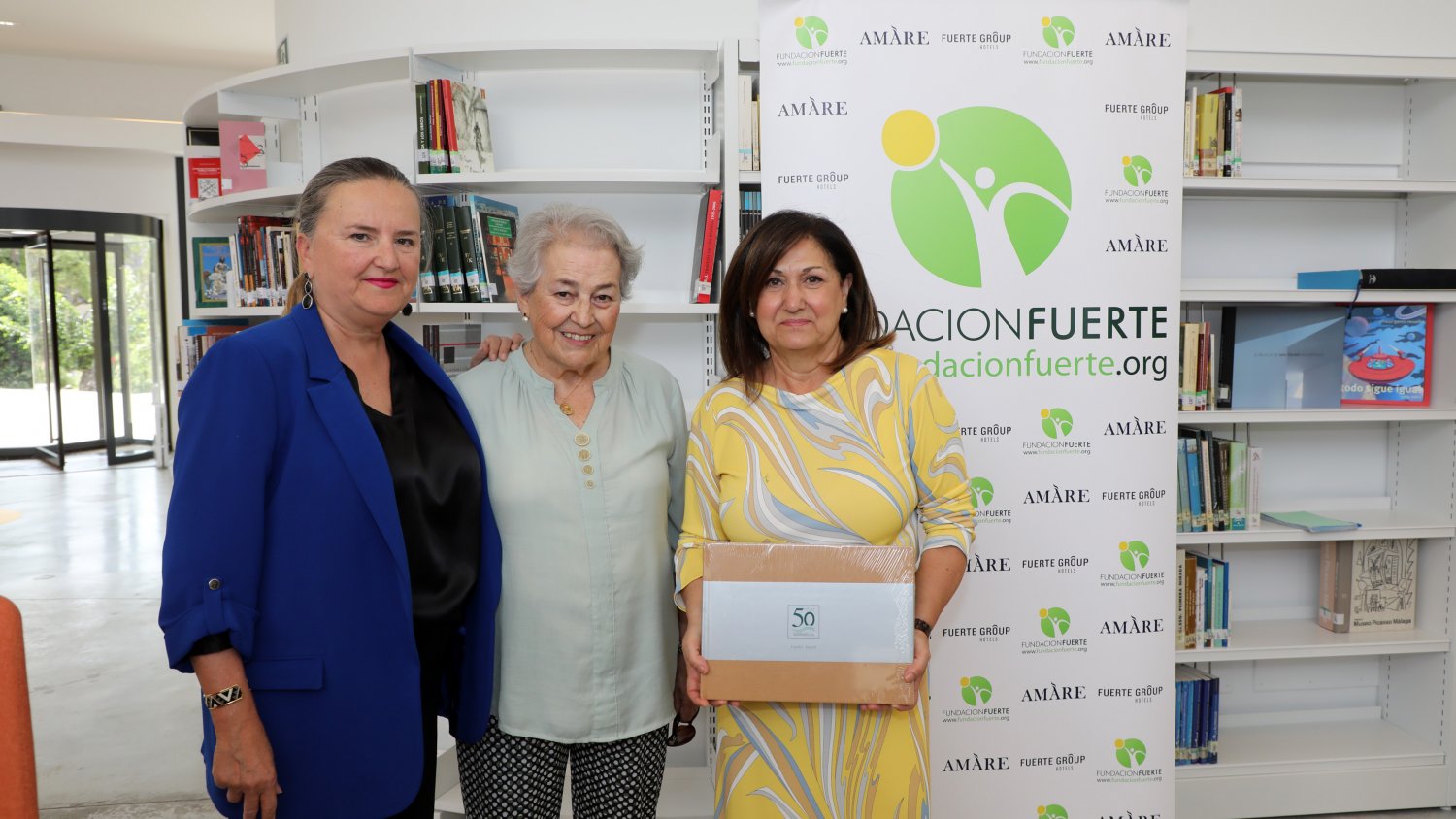 La Biblioteca Central Fernando Alcalá amplía su colección con el libro del 50 aniversario del Hotel El Fuerte