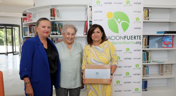 La Biblioteca Central Fernando Alcalá amplía su colección con el libro del 50 aniversario del Hotel El Fuerte