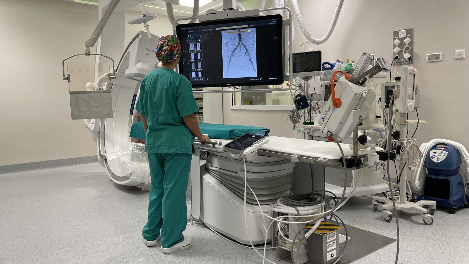 El Hospital Regional de Málaga incorpora un nuevo monoplano para la atención de pacientes oncológicos