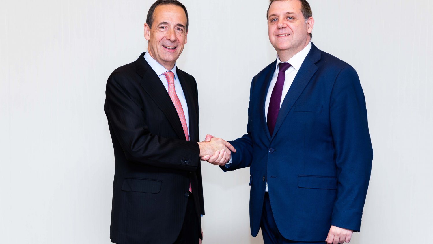 Correos y CaixaBank firman un acuerdo para facilitar la entrega de efectivo a domicilio en toda España