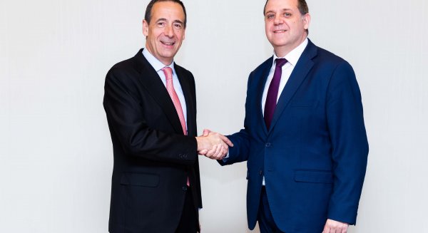 Correos y CaixaBank firman un acuerdo para facilitar la entrega de efectivo a domicilio en toda España
