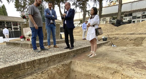 Continúan las excavaciones en el cementerio de Antequera sin encontrar fosas comunes de la Guerra Civil
