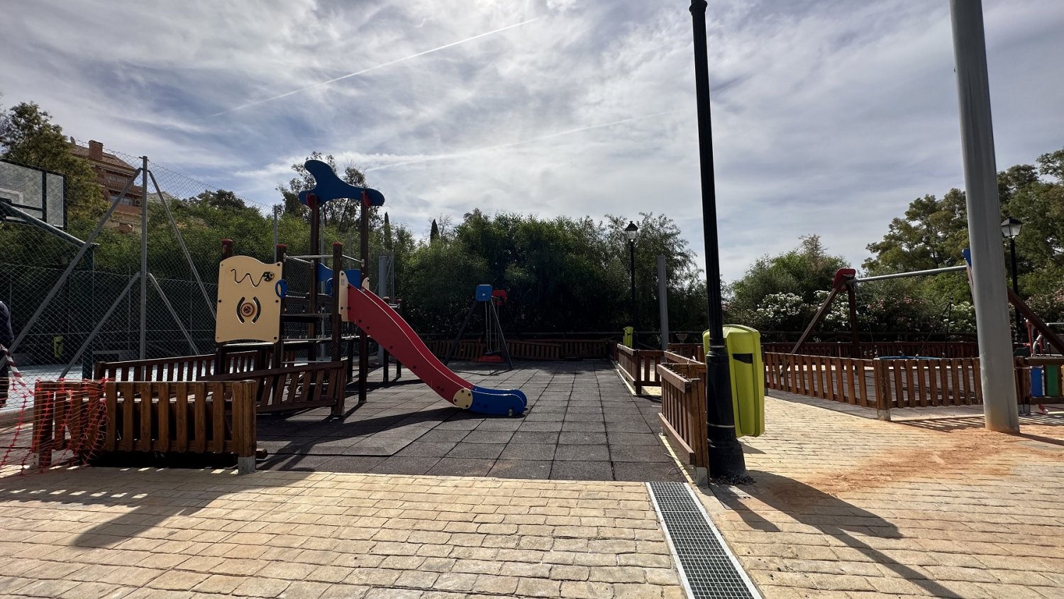 Fuengirola dará sombra y renovará el pavimento del área infantil del Parque de Europa de Torreblanca 