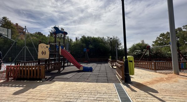 Fuengirola dará sombra y renovará el pavimento del área infantil del Parque de Europa de Torreblanca 