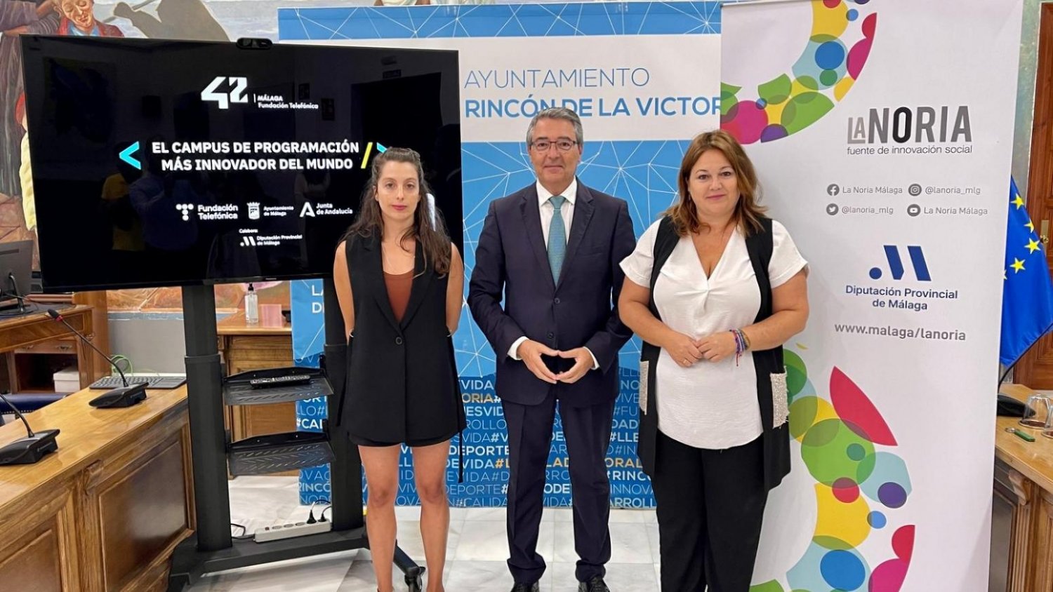 Diputación acerca el campus de programación 42 Málaga a la Axarquía con una parada informativa en Rincón de la Victoria