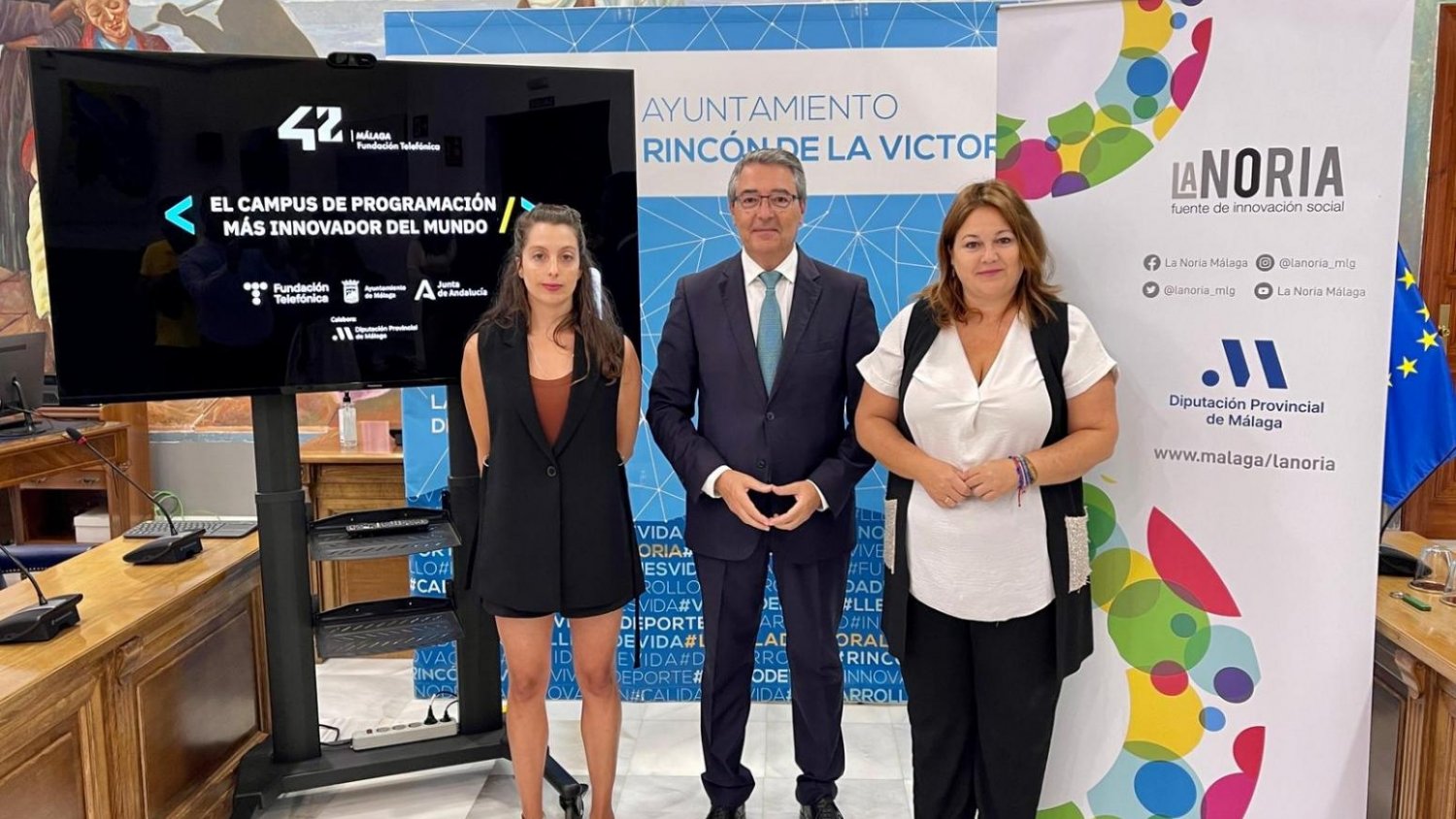 Diputación acerca el campus de programación 42 Málaga a la Axarquía con una parada informativa en Rincón de la Victoria