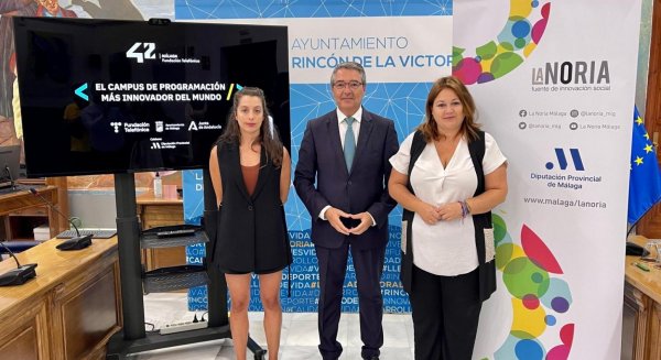 Diputación acerca el campus de programación 42 Málaga a la Axarquía con una parada informativa en Rincón de la Victoria