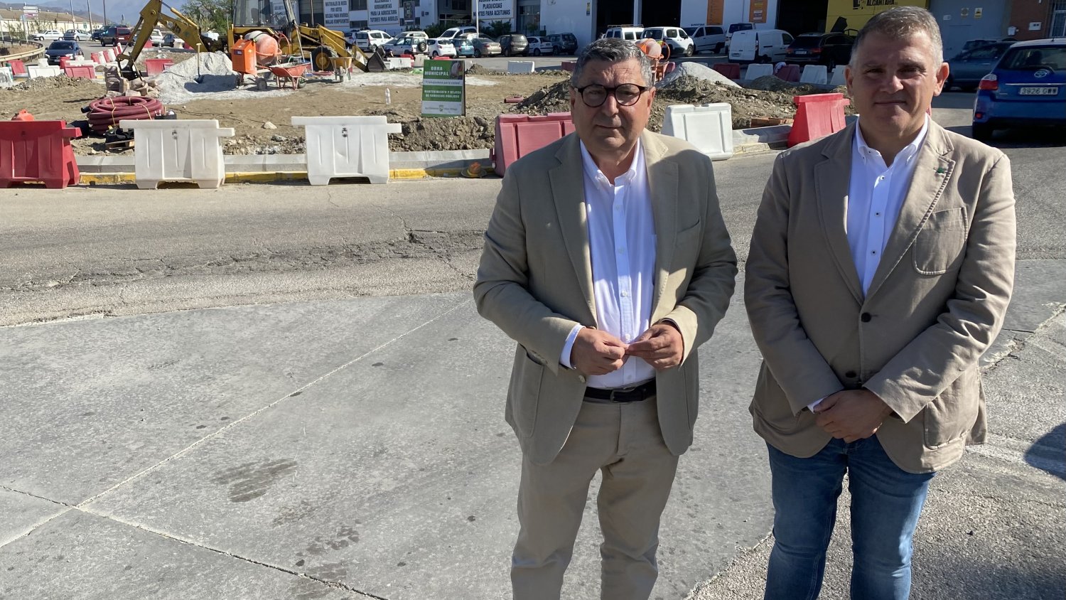 Avanzan a buen ritmo las obras de embellecimiento en la rotonda de acceso a Vélez-Málaga por el norte