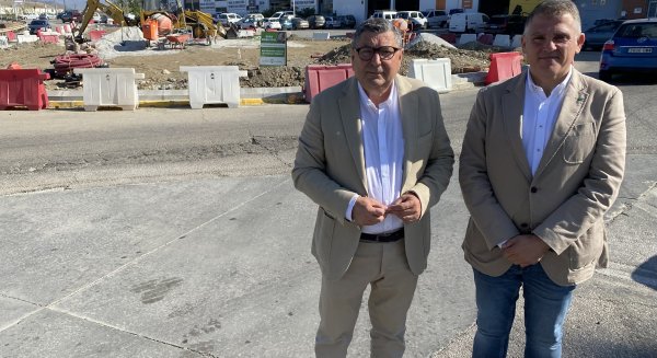 Avanzan a buen ritmo las obras de embellecimiento en la rotonda de acceso a Vélez-Málaga por el norte