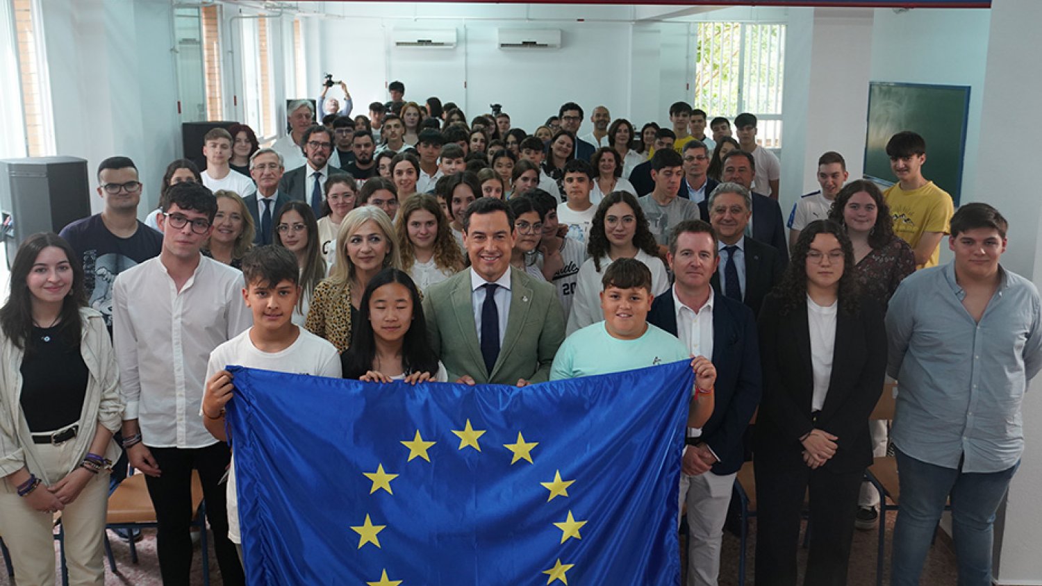Moreno anima a los jóvenes a valorar las libertades por vivir en un espacio de progreso y bienestar como la UE