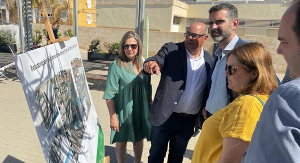 Fernández-Pacheco realiza una visita técnica a las obras de integración puerto-ciudad en la Caleta de Vélez