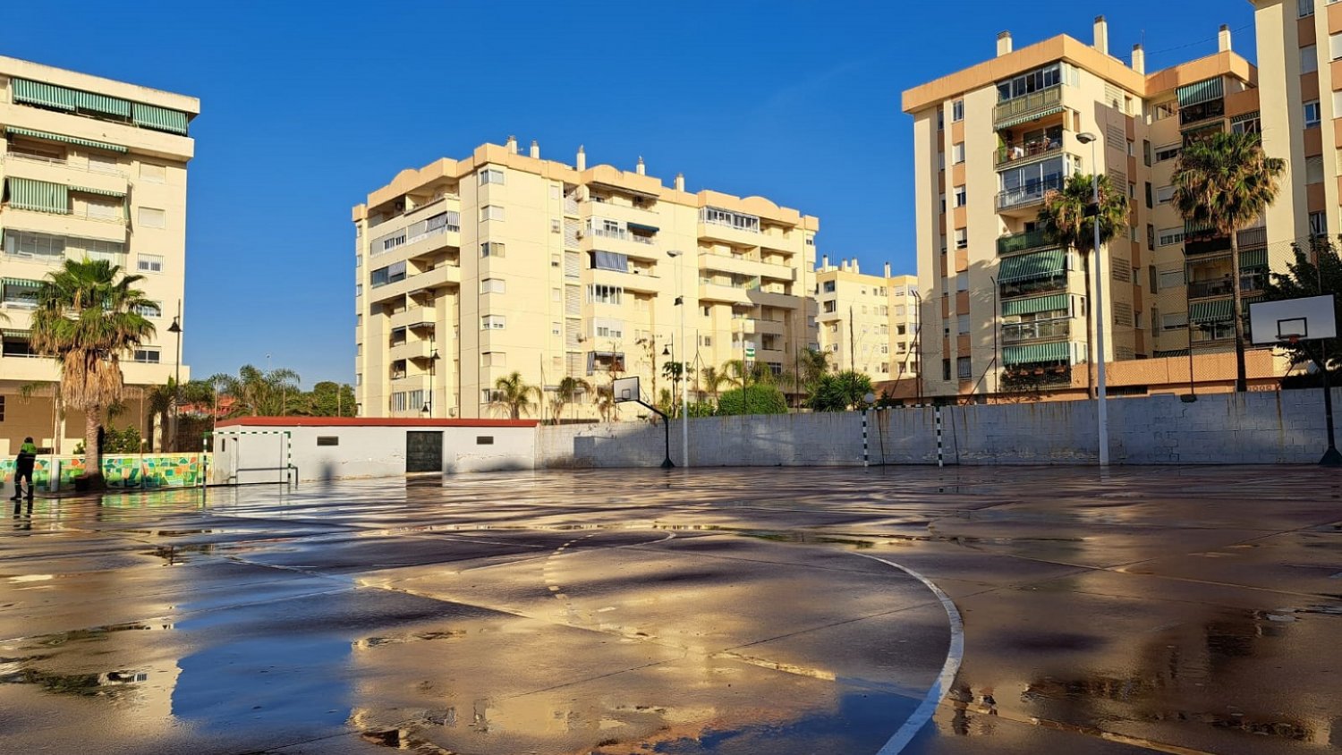 Fuengirola realiza labores intensivas de baldeo en los patios y zonas comunes e inmediaciones de los institutos